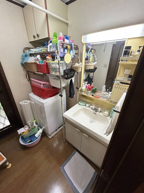 壁いっぱいの吊戸棚で収納力がアップした洗面所施工後イメージ１